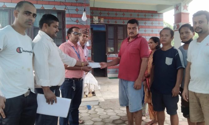 अल्पआयु मै मृत्यु भएका शंकर बहादुरको परिवारलाई देवचुली होटल ब्यवसायी संघले गर्यो आर्थिक सहयोग- Gandakiaaja