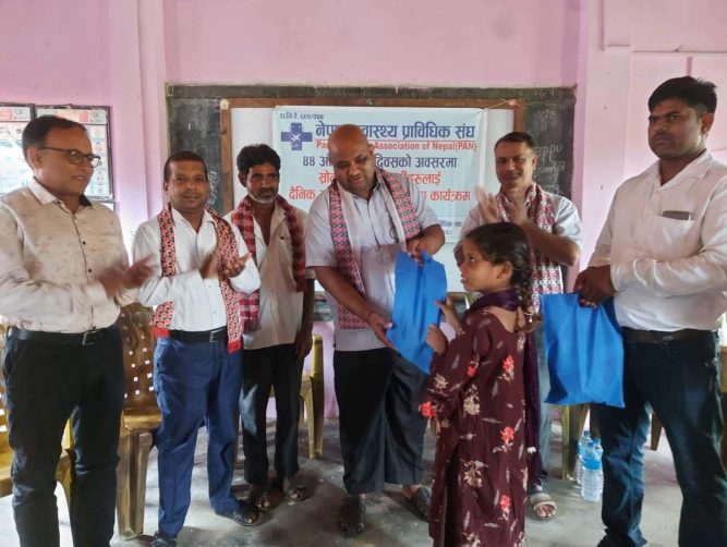 स्रोत कक्षाका विधार्थीहरुलाई दैनिक आवश्यक सामग्री वितरण  Gandakiaaja