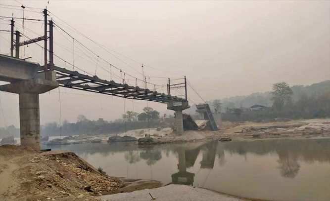 चितवनको ठिमुराबाट देवघाट जोड्ने पक्की पुल भूकम्पको साधारण धक्काले भत्कियो