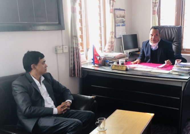 पोखरा महानगरपालिकाका प्रमुख प्रशासकिय अधिकृत संग रोकिएकोपरियोजनाको बारेमा बुझ्दैः माननिय डा. ढाका कुमार श्रेष्ठ Gandakiaaja
