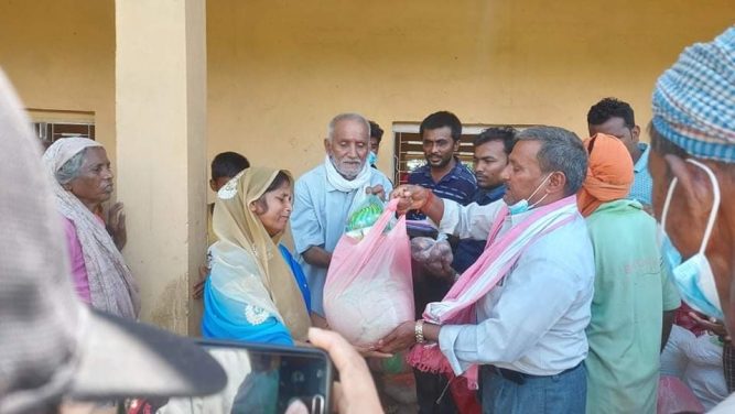 सेन्चुरी कमर्सियल बैंकद्वारा पाल्हिनन्दनका बाढी प्रभावित परिवारलाई राहत वितरण