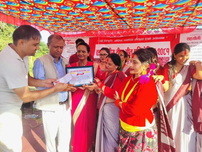 वडा स्तरीय तिज गित प्रतियोगितामा प्रगतिशील आमा समूह प्रथम