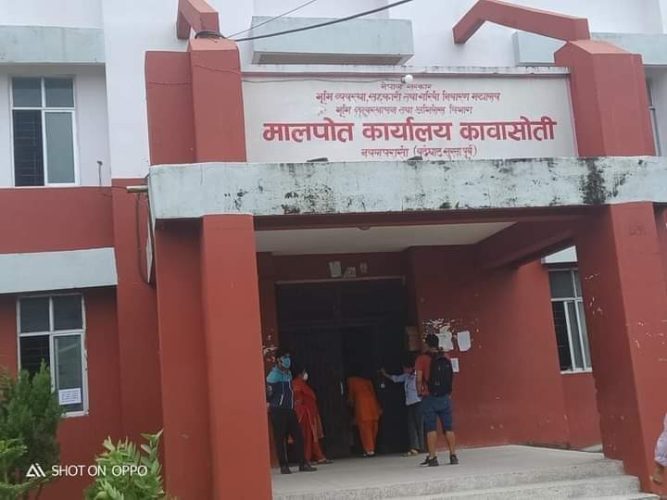 कावासोति नगरपालिकाको निर्णय विपरित बैंक  तथा सरकारी कार्यालय संचालन