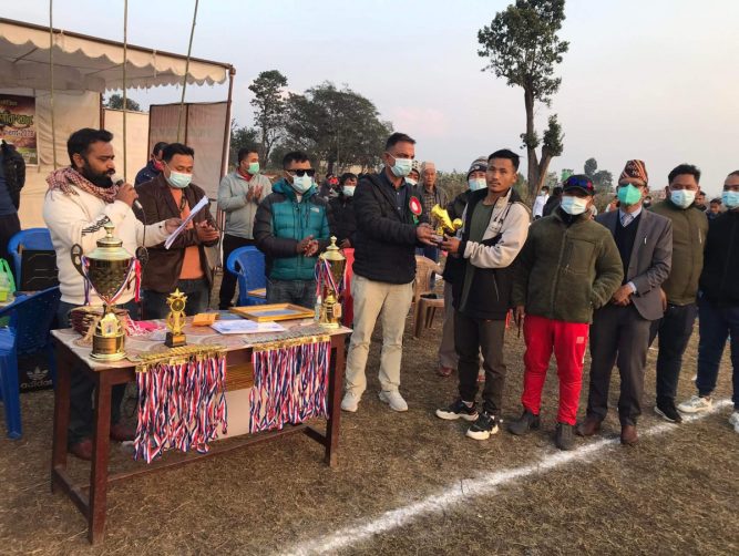 भानु खुल्ला नकआउट फुटबल प्रतियोगिताको उपाधी सेन्ट्रल कलेज अठ्ठाइस विगाहालाइ