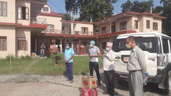 संक्रमितको हौसला बढाउन मध्यबिन्दु नगरप्रमुख सहितको टोलि रजहरको प्राकृतिक चिकित्सालयमा