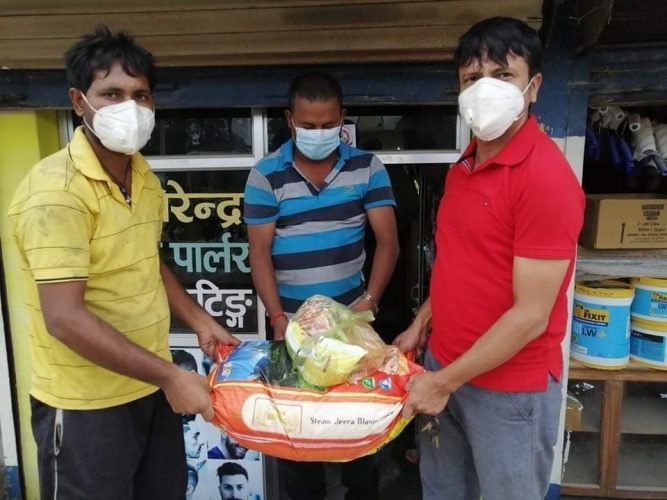 नाई पेशा संकटमा, हेल्पिङ्ग हैन्ड्स परासीकाे सहयाेग