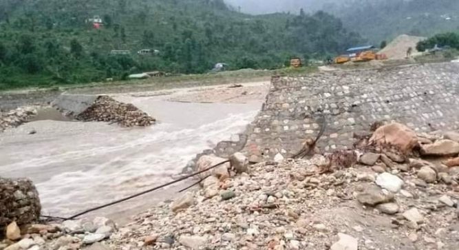 हर्पनखोला सिल्टेसन ड्याम बगायो, ठुलाखेतका केही घर जोखिममा