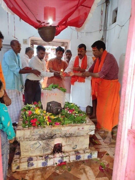 पूर्व मंत्री मिश्रद्वारा प्राचीन प्रगटेश्वर महादेव मंदिरमा रूद्राभिषेक