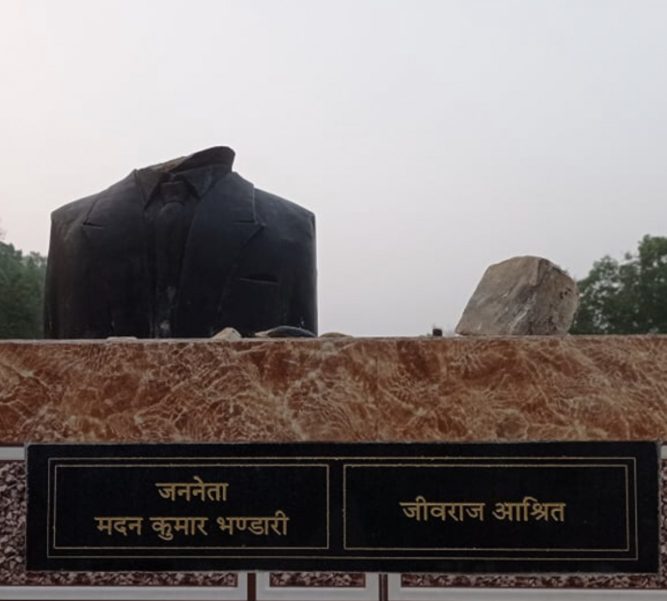 हेटौंडामा निर्माणाधिन मदन भण्डारी र जीवराज आश्रितको शालिक तोडफोड