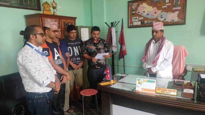 देवचुली होटल व्यवसायी संघ द्वरा  नव निर्वाचित देवचुली नगर प्रमुखलाई सफल कार्यकालको शुभकामना र सम्मान पत्र प्रदानः   Gandakiaaja