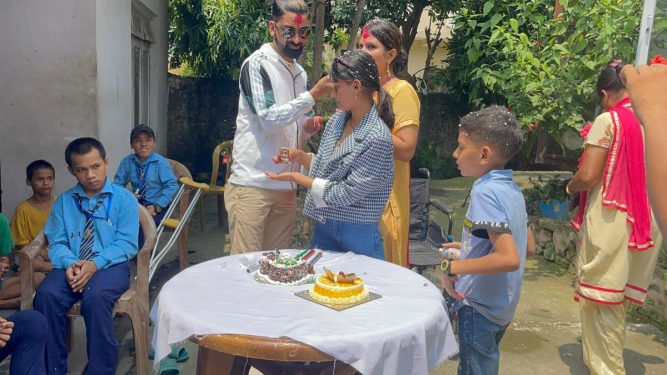व्यवसायी तिवारिको जन्मदिनको अवसरमा अपाङ्ग सेवा संस्थामा भोजन