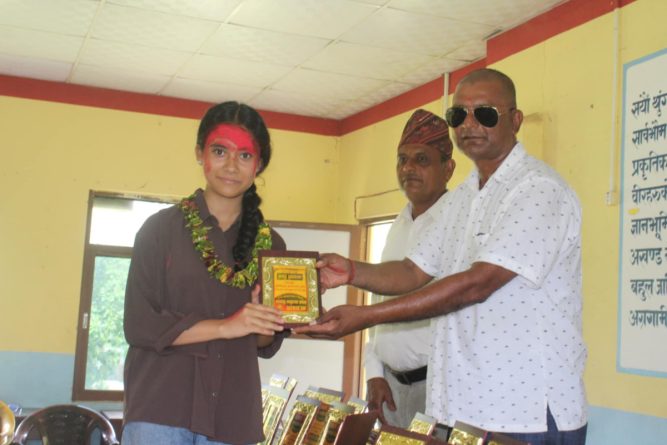 एसईई परिक्षामा राम्रो नतिजा ल्याउने विद्यार्थीलाई नवजागरण माविको सम्मान
