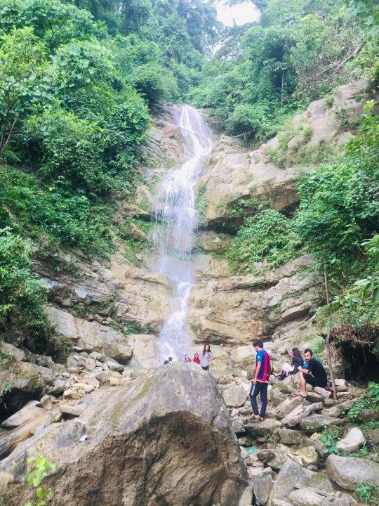 देवचुली झरनामा रम्दै  स्थानीय, पर्यटकीय गन्तव्य बनाउने तयारी