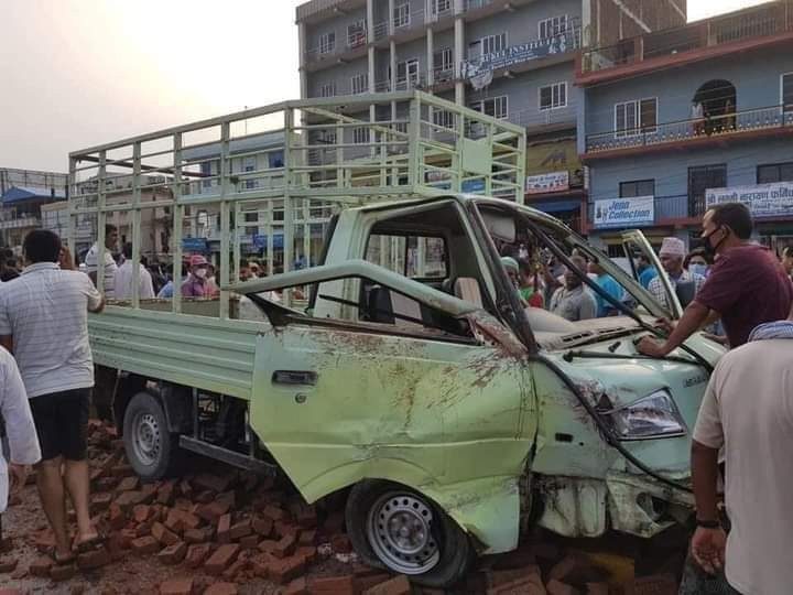 कोटिहवामा मिनी ट्रक अनियन्त्रित भई दुर्घटना