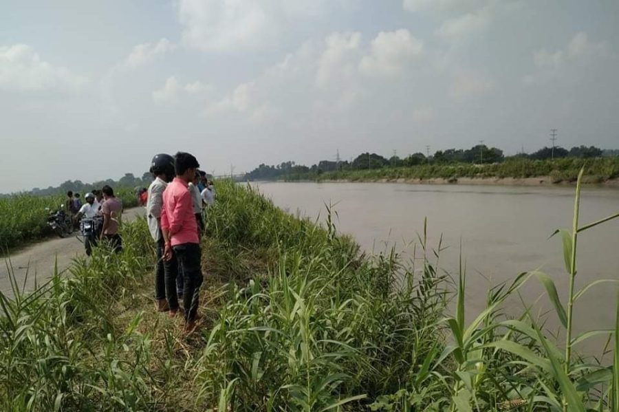 तस्करीको मटर बोकेको गाडी गण्डक नहरमा खस्यो