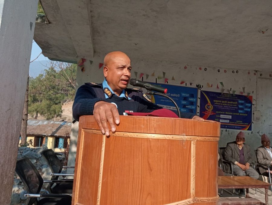 बझाङ पुगेर डिअाईजी सुवेदीले विद्यार्थी सँग अन्तरक्रिया