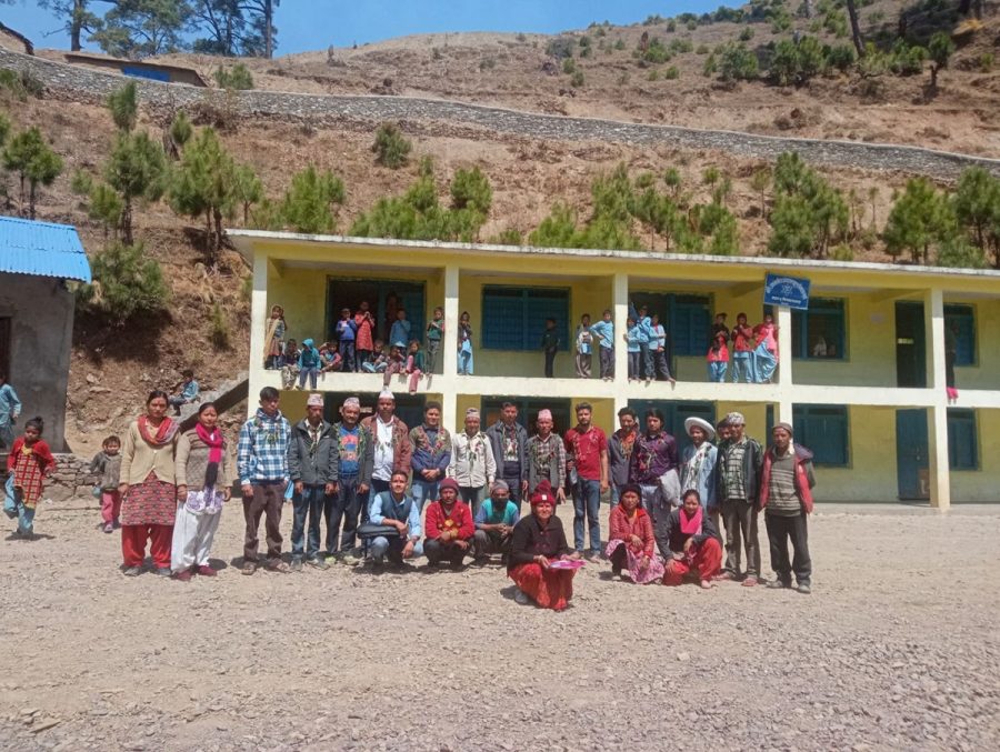 मष्टा ५ किनाडामा भवनको अभावले दुईवटा कक्षा एकै काेठामा पढाउन बाध्य ,