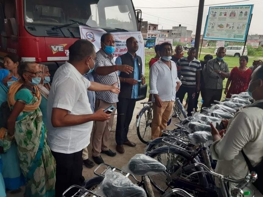 कृष्णनगर नगरपालिकाका स्वास्थ्य स्वयंसेविकालाई साइकल वितरण