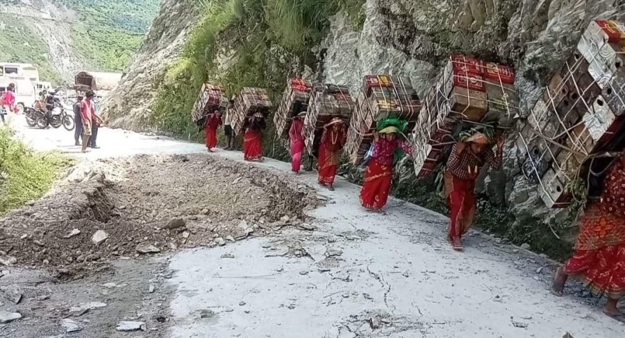 सिमखेतमा सडक भासिदा आवत-जावतमा समस्या