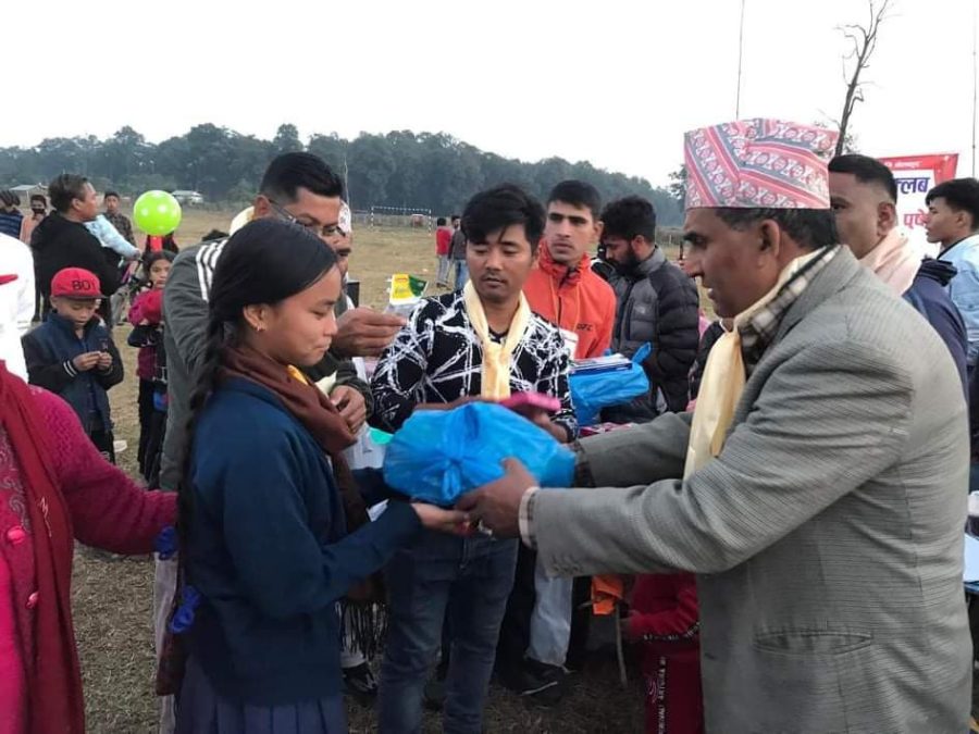 छहारी संगम युवा क्लबद्वारा शैक्षिक सामग्री बितरण