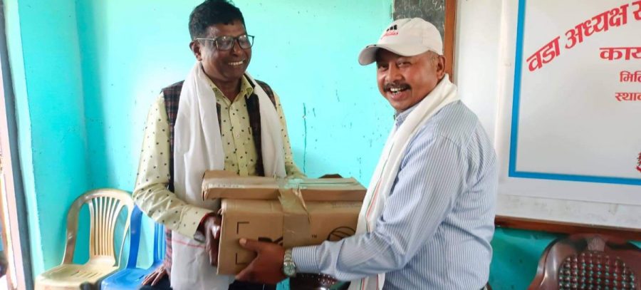 वडाध्यक्ष गुप्ताद्वारा विद्यालयलाइ  कम्प्युटर हस्तान्तरण