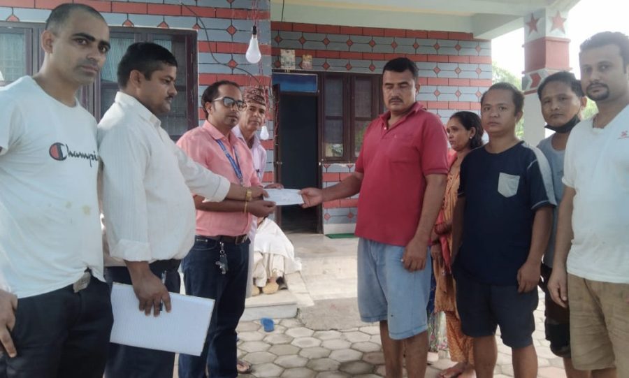 अल्पआयु मै मृत्यु भएका शंकर बहादुरको परिवारलाई देवचुली होटल ब्यवसायी संघले गर्यो आर्थिक सहयोग- Gandakiaaja